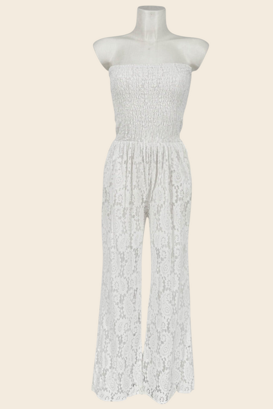 Combinaison bustier blanche en dentelle maison de la combi avec haut smocké et jambes larges