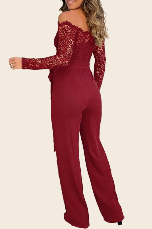 Combinaison femme rouge chic vue de dos mettant en avant la transparence de la dentelle et la coupe ajustée.