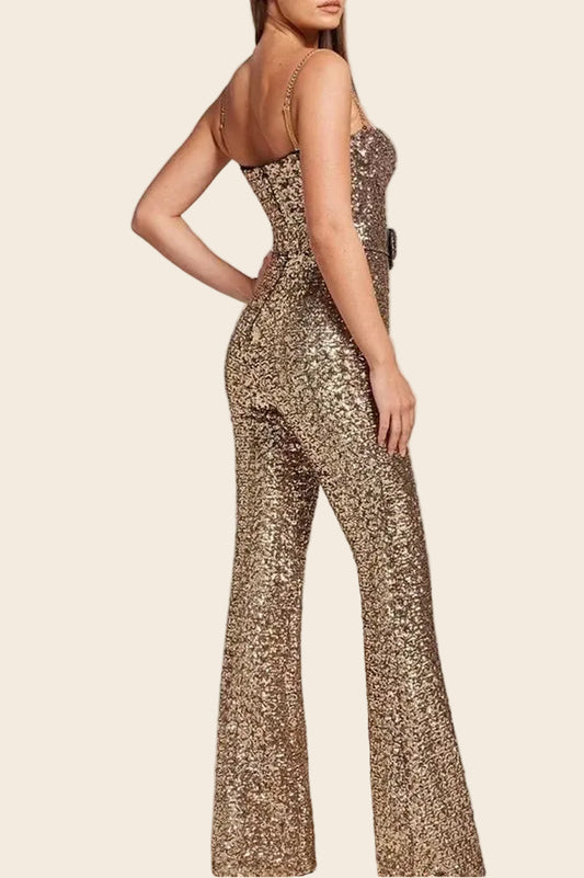 Combinaison femme soirée chic dorée vue de dos montrant l'ajustement cintré et l'éclat des paillettes.