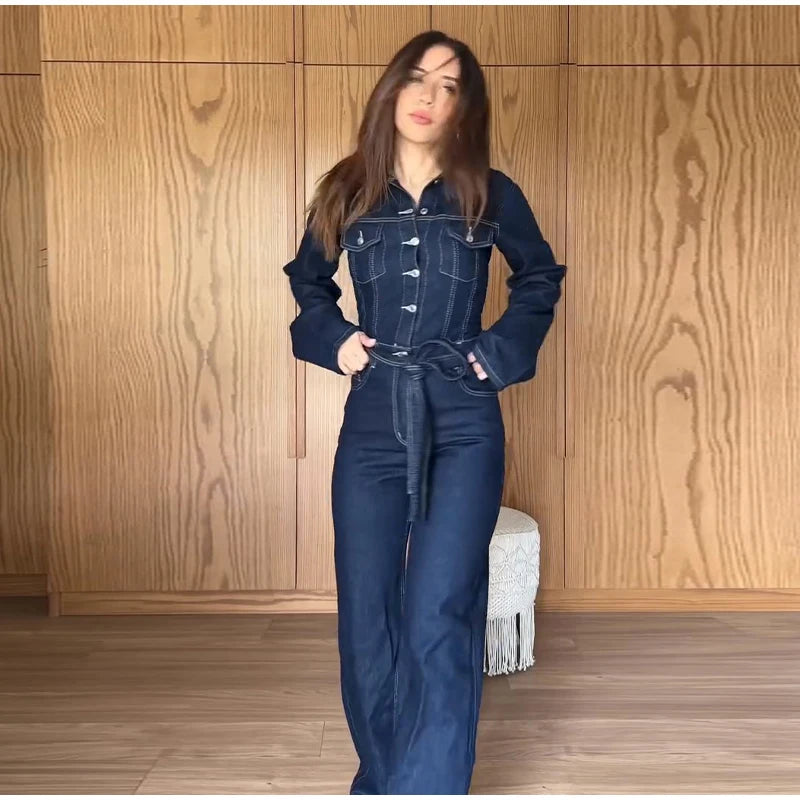 Combinaison Marais bleu, posture de face avec mains dans les poches, montrant l'allure décontractée et chic du modèle.