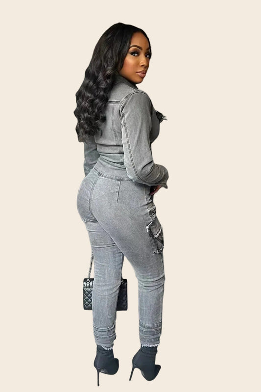 Combinaison jean gris Vaugirard vue de profil, mettant en avant la coupe ajustée du denim et les poches plaquées.