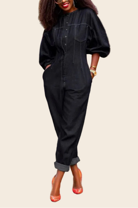 Combinaison jean noir Temple de face sur fond neutre, mettant en avant la taille marquée et le bas de pantalon à revers.