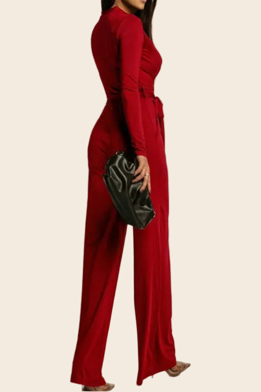 Combinaison ceinture rouge silhouette de profil montrant la ceinture à nouer et la coupe droite du pantalon.