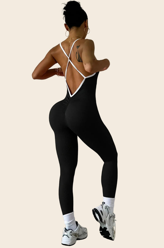 Combinaison legging sport noire vue de dos mettant en avant les bretelles croisées et le dos nu.