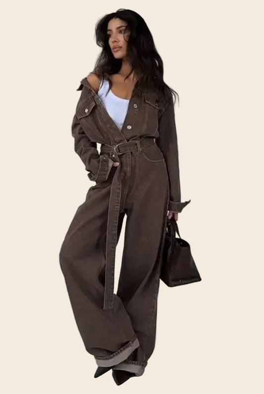 Combinaison pantalon jean La Odéon marron, silhouette droite et col montant, tenue structurée et élégante vue de face.