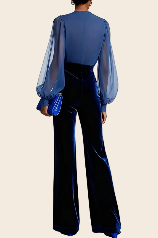 Combinaison velours pour femme bleu vue de dos montrant le contraste élégant entre le velours opaque et la transparence des manches.