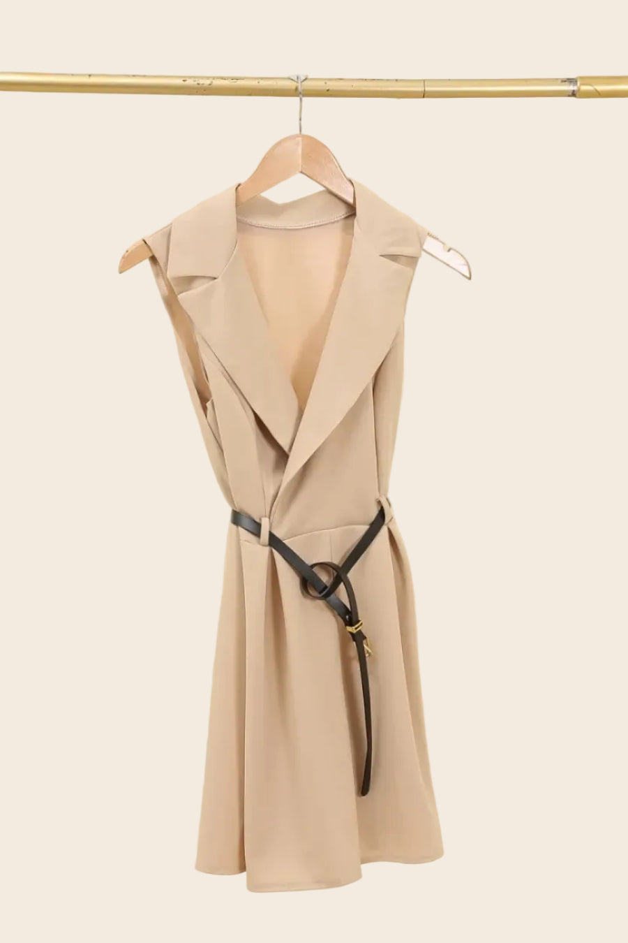 Combishort blazer femme beige col croisé sans manches avec ceinture à nouer, présenté sur cintre