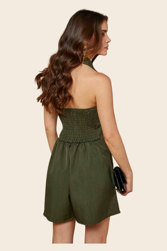 Dos d'une femme en combishort kaki col chemise, révélant un dos nu avec bandeau smocké élastiqué
