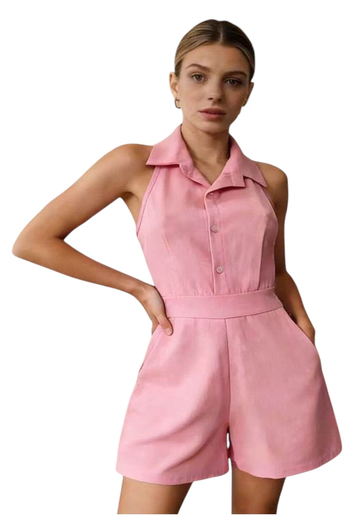Femme portant un combishort habillé rose col chemise boutonné sans manches, short évasé, vue de face