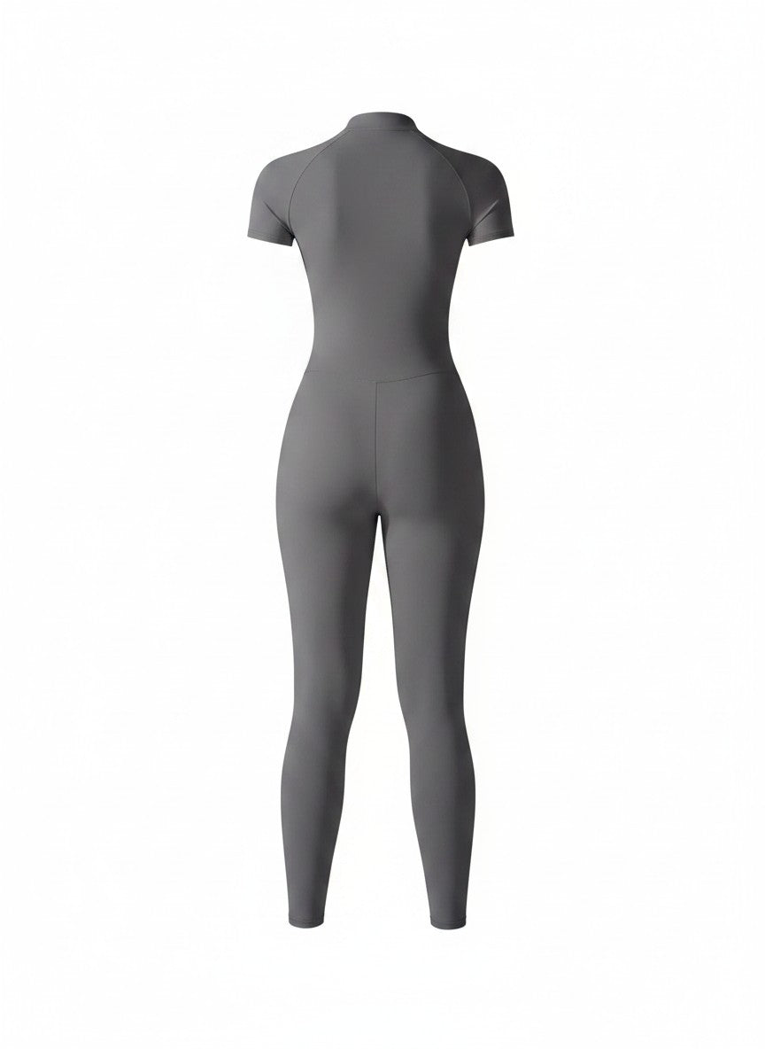 Détails du dos de la combinaison de sport pour femme. Coupe ergonomique qui épouse naturellement la ligne du corps.
