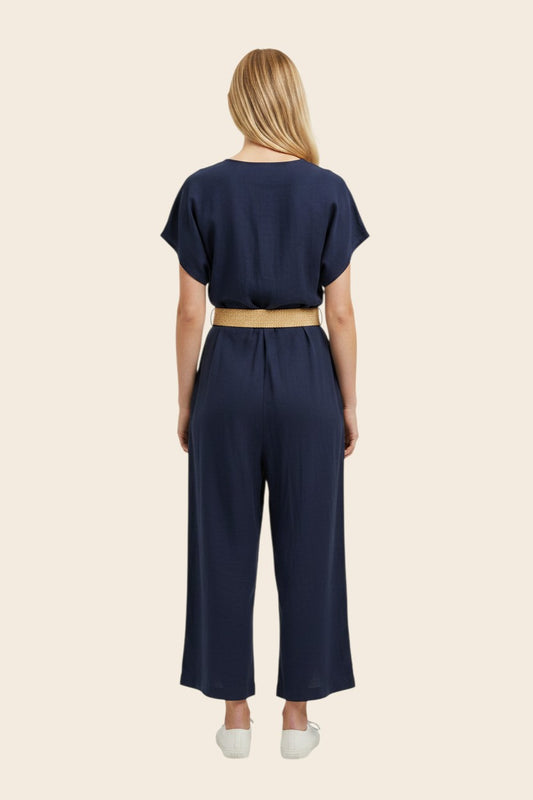 Vue arrière de la combinaison bleu marine chic Maison de la Combi avec ceinture tressée et coupe wide leg fluide