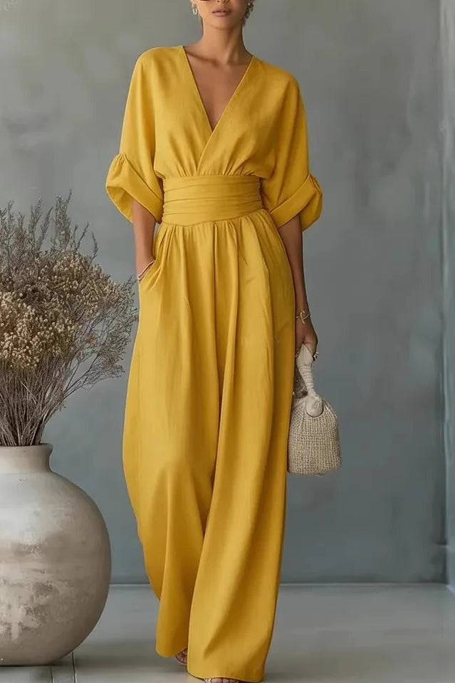 Tenue d'invitée de mariage lumineuse : combinaison jaune solaire avec poches latérales. Dégaine chic, assurée et faussement décontractée. Modèle La Soleil.