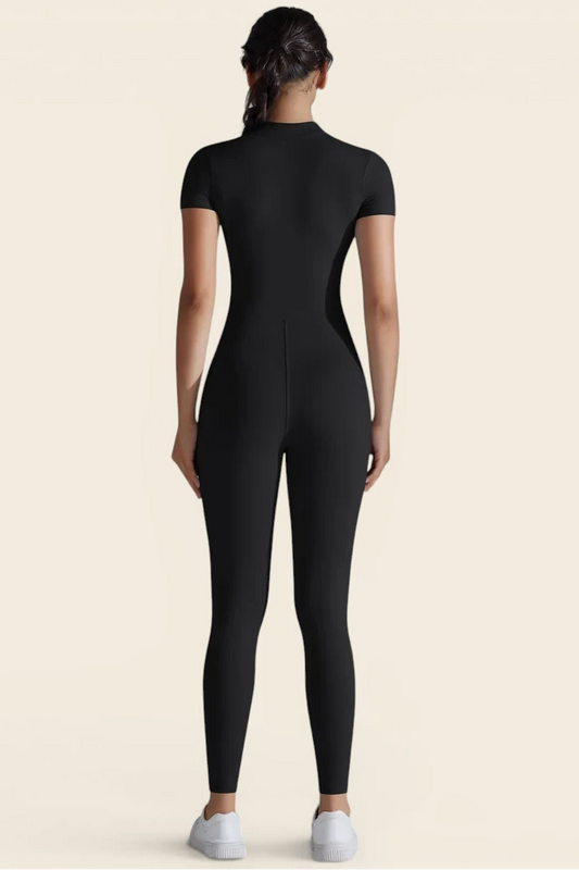Vue de dos de la combinaison de sport et Pilates noire. Tissu extensible qui accompagne chaque mouvement sans aucune gêne.