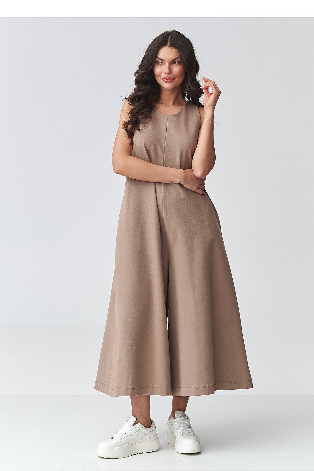 Combinaison oversize chic sans manches taupe femme coupe ample – La Flâneuse