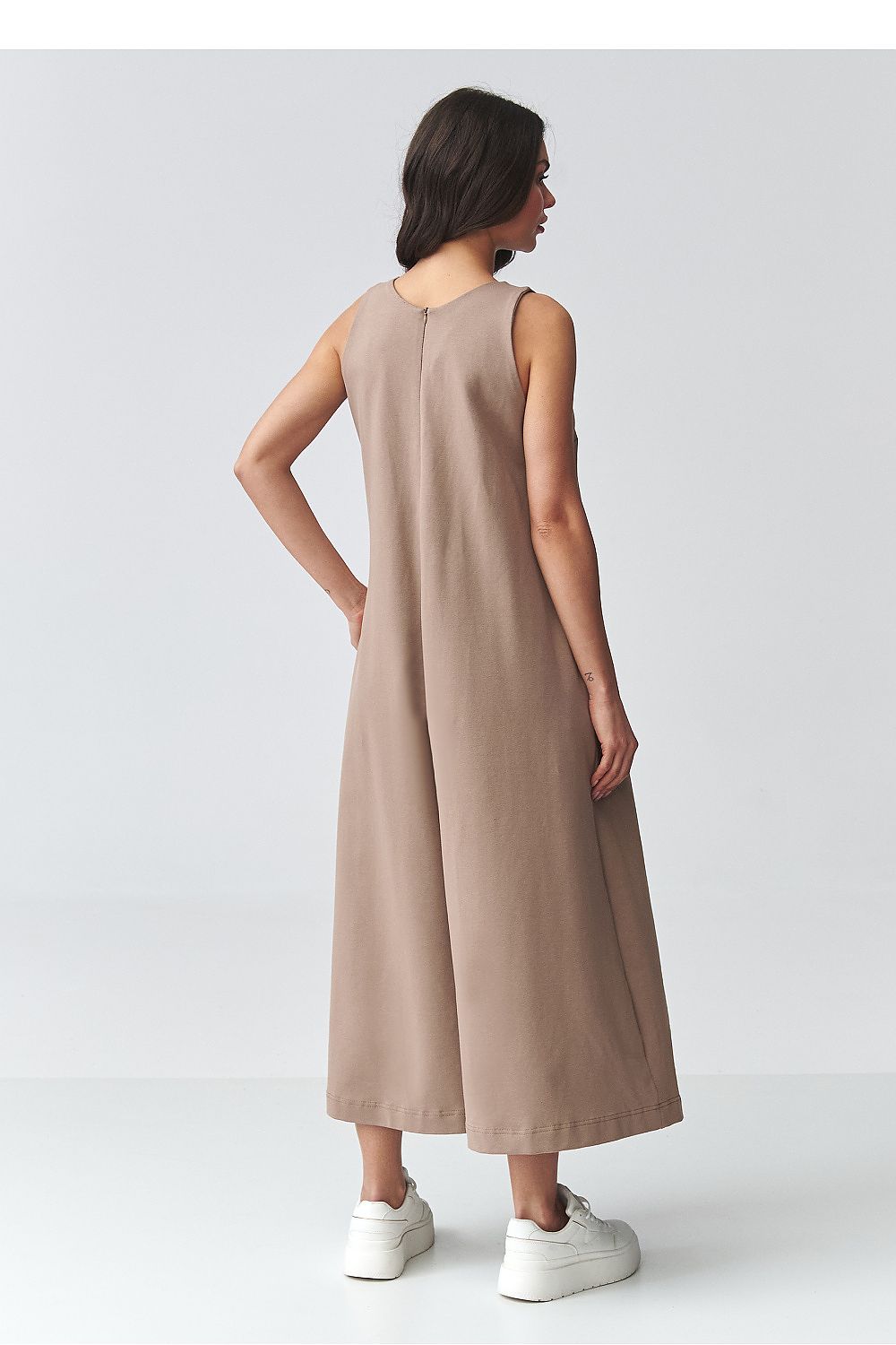 Combinaison oversize taupe sans manches vue dos coupe fluide – La Flâneuse