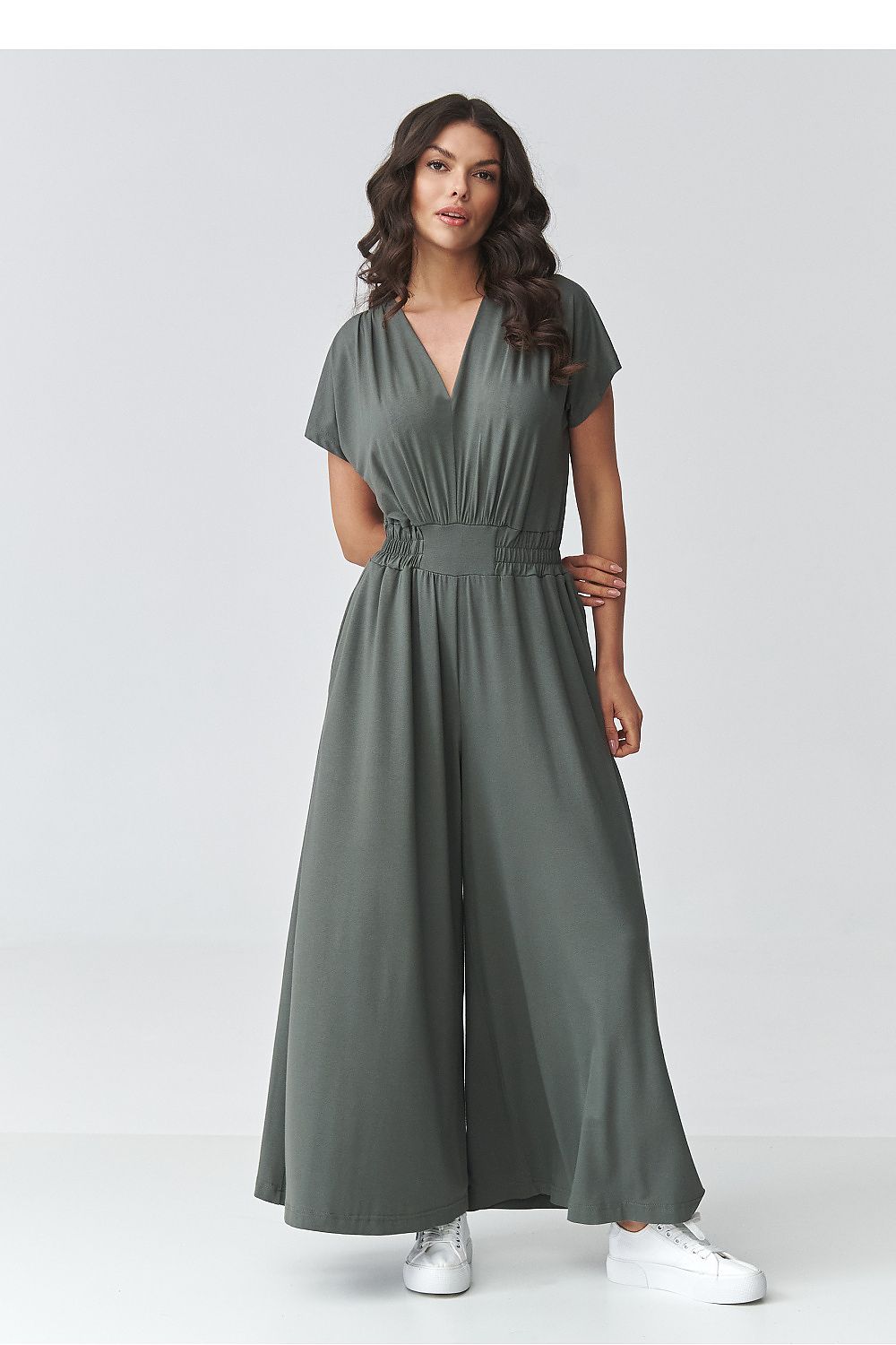 Combinaison fluide femme chic vert sauge coupe large profil