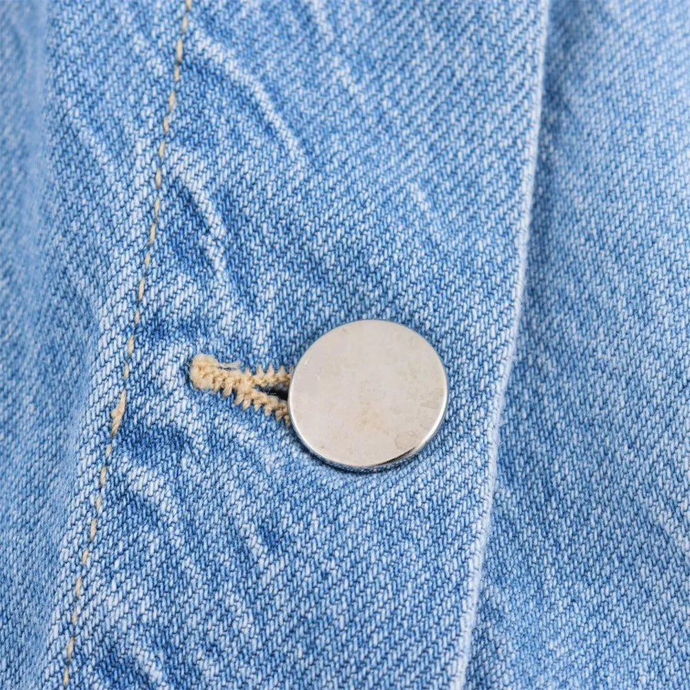 gros plan sur bouton de la combi femme bleu 