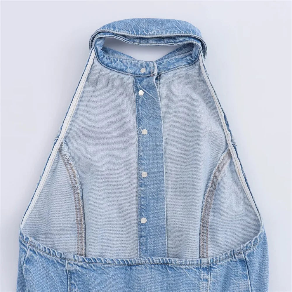 vue de l'intérieur de dos de la combinaison en jean pour femme sur fond blanc légèrement grisé