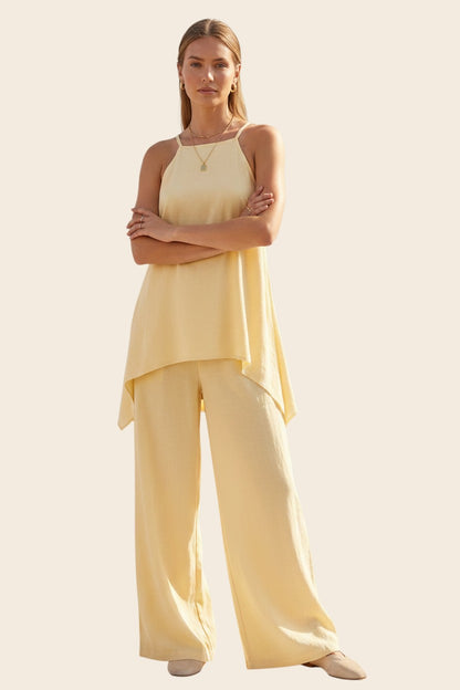 Combinaison jaune pastel maison de la combi en viscose fluide avec buste évasé et pantalon palazzo large