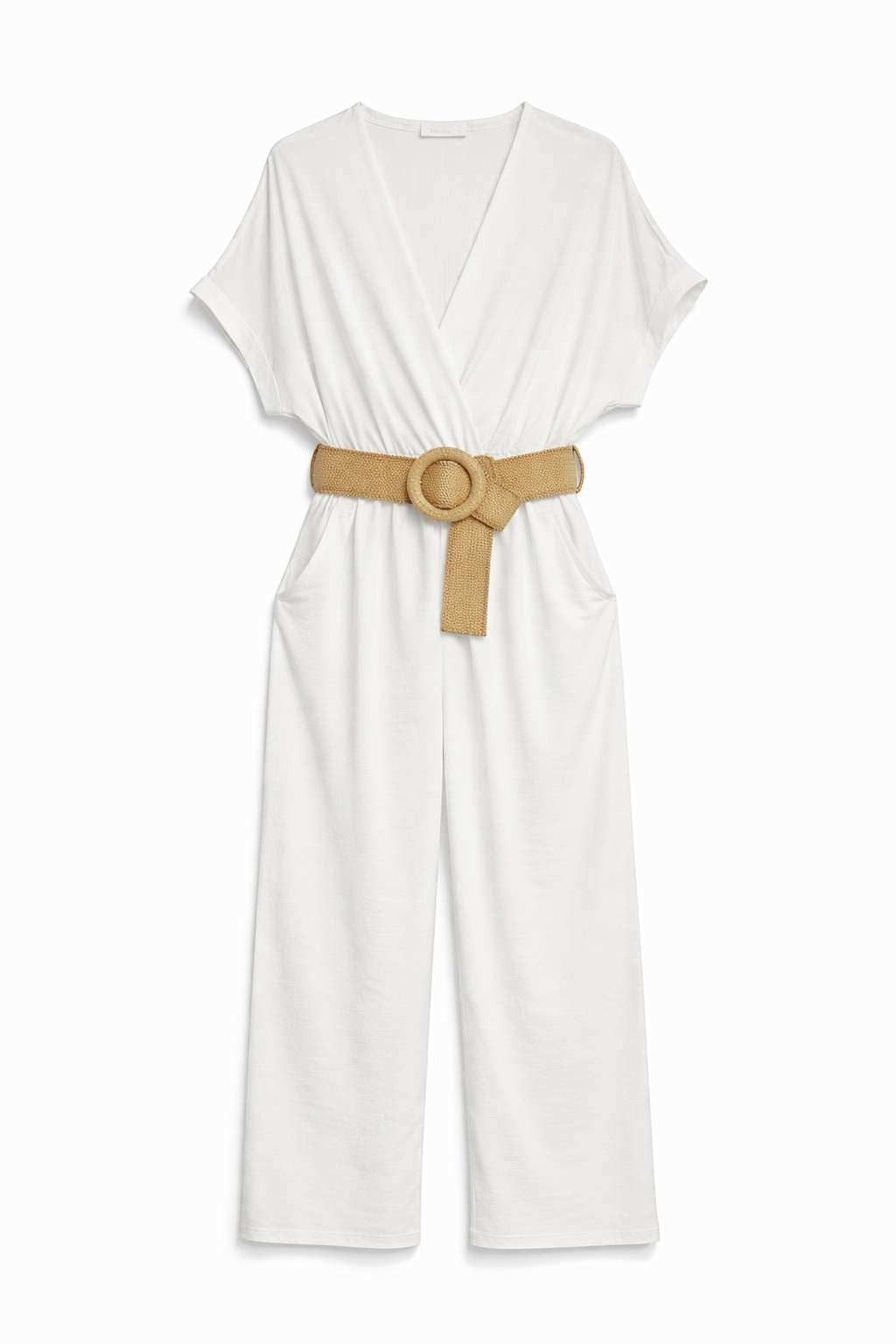 Combinaison pantalon blanche col V croisé portefeuille, manches courtes amples, ceinture tressée boucle ronde dorée et deux poches latérales, présentée à plat sur fond blanc