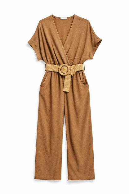 Combinaison pantalon caramel col V croisé portefeuille, manches courtes amples, ceinture tressée boucle ronde dorée et deux poches latérales, présentée à plat sur fond blanc