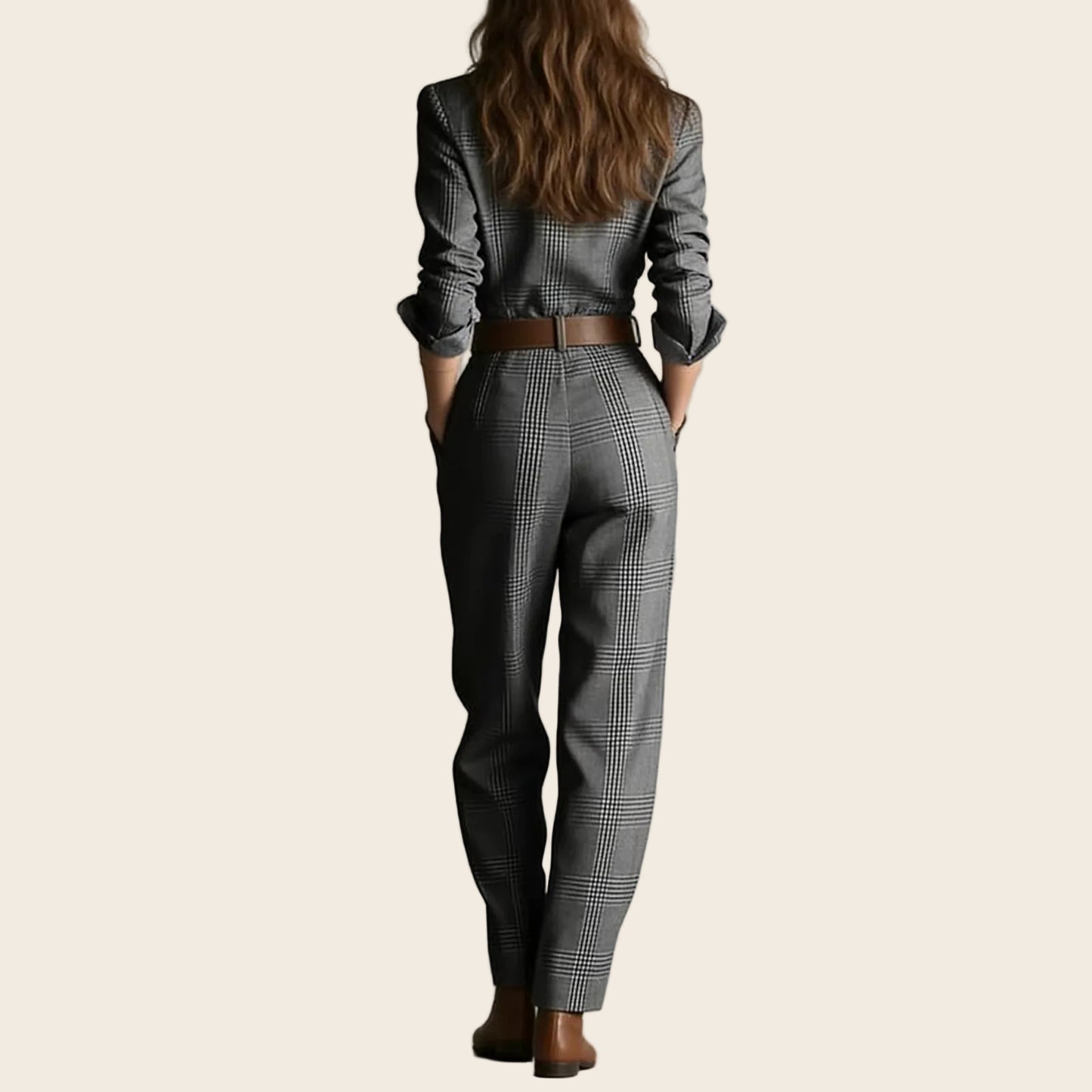 combinaison pantalon chic femme gris vue arriere coupe taillee