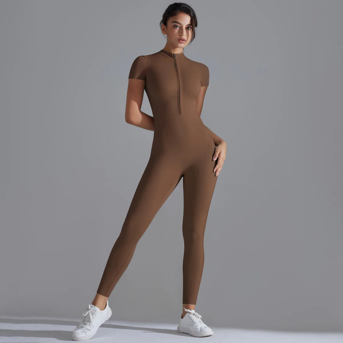 Combinaison de Pilates marron pour femme. Confort absolu avec ses manches courtes et sa matière douce au toucher.