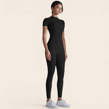 Profil de la combinaison de yoga ajustée noire. Ligne épurée, col montant et maintien optimal de la silhouette.