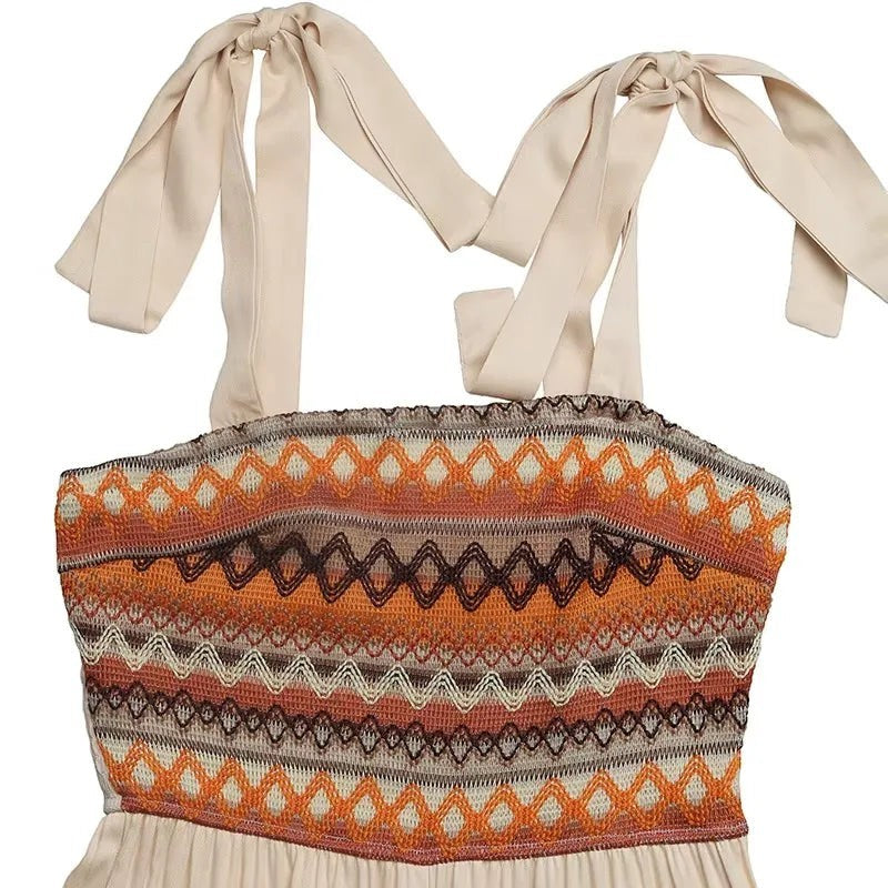Combinaison beige La Binta de Maison de la combi avec haut brodé multicolore et bretelles à nœuds.