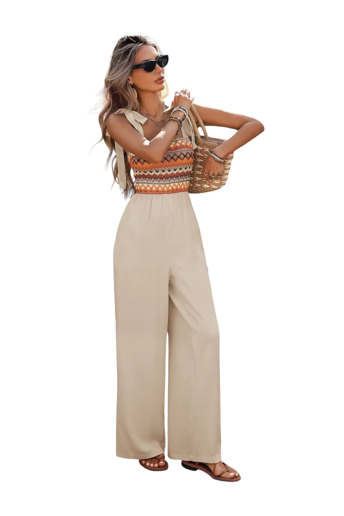 Combinaison beige La Binta en viscose fluide avec haut brodé multicolore, bretelles à nœuds. Maison de la combi.