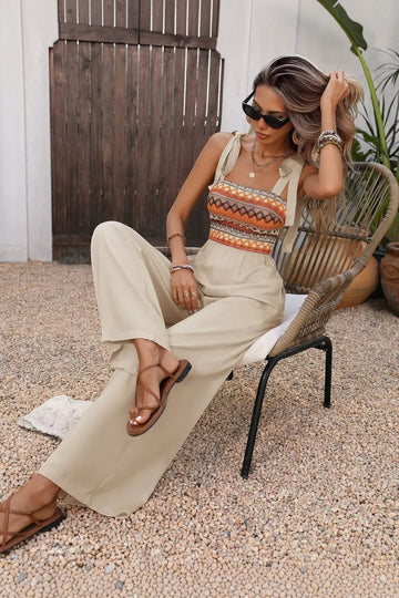 Combinaison beige La Binta en viscose fluide, avec un haut brodé de motifs ethniques multicolores et des bretelles à nœuds.