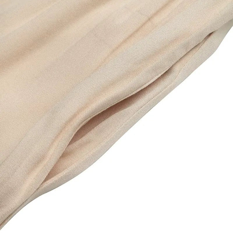 zoom sur la matirere du tissu de la combinaison beige la Binta maison de   la combi