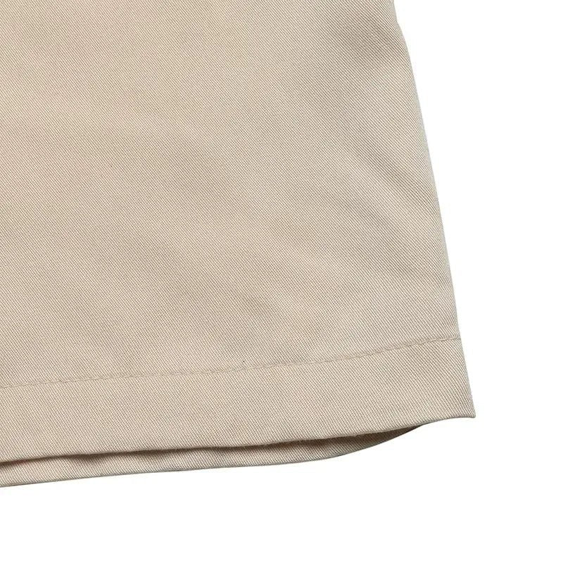 Vue en gros plans sur la texture du pantalon Combinaison beige La Binta. Maison de la combi.