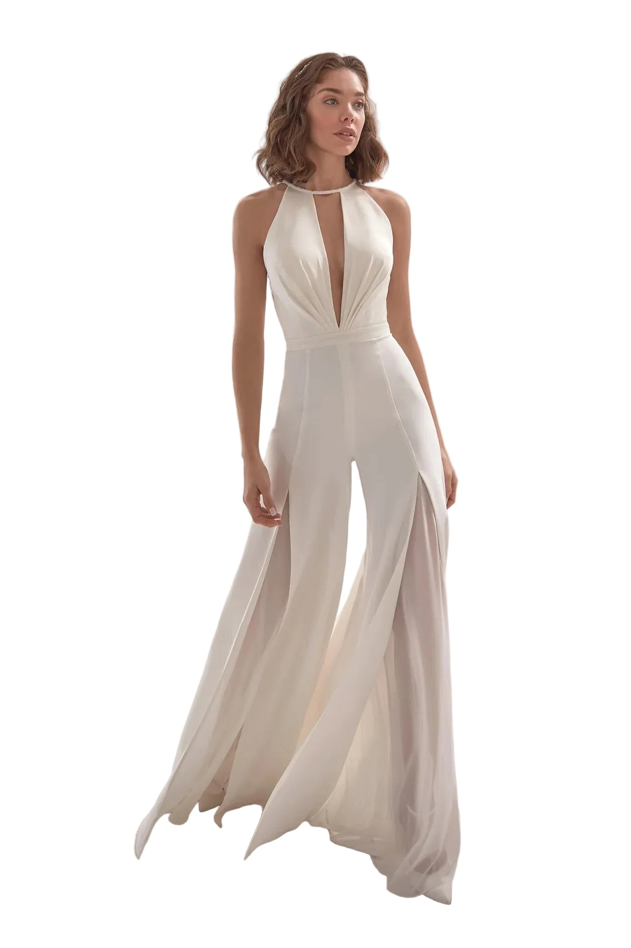 Combinaison blanche chic portée de face avec décolleté en V plongeant et taille haute cintrée.