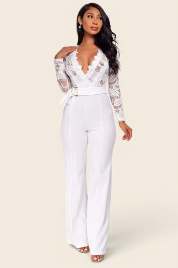 Combinaison blanche dentelle mariage col V. 
Pantalon évasé jambes longues pour une allure 
élancée en cérémonie.