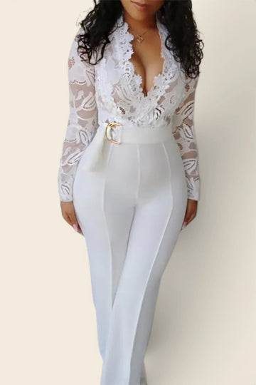 Combinaison blanche mariage col V dentelle florale. 
Haut transparent et pantalon évasé uni blanc.