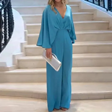 Combinaison bleu clair tenue de cérémonie portée de face avec une pochette argentée.