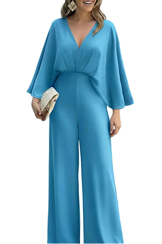 Combinaison bleu clair de soirée avec décolleté en V plongeant et manches chauve-souris fluides.