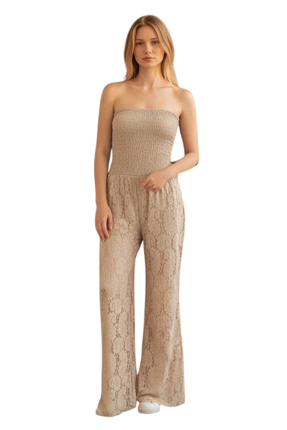 Femme portant une combinaison bustier beige en dentelle de la marque maison de la combi