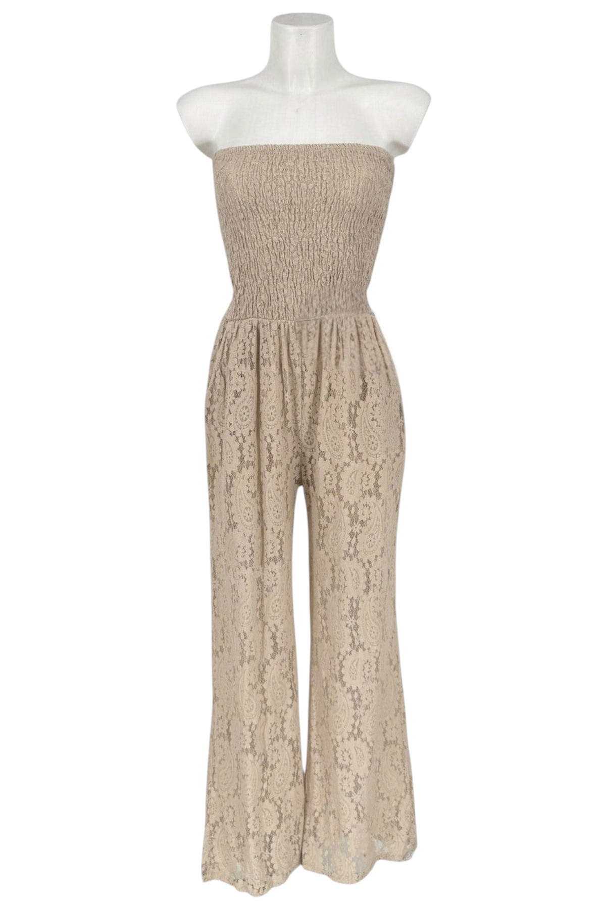 Combinaison bustier beige en dentelle avec haut smocké, présentée par maison de la combi sur un mannequin
