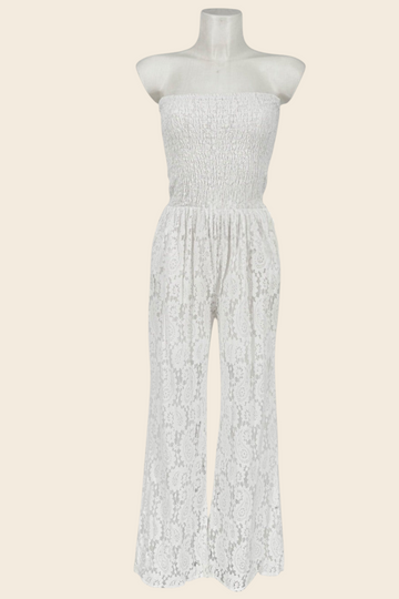 Combinaison bustier blanche en dentelle maison de la combi avec haut smocké et jambes larges
