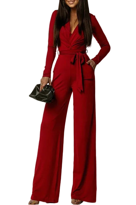 Combinaison ceinture rouge à manches longues avec décolleté croisé en V et pantalon large fluide.