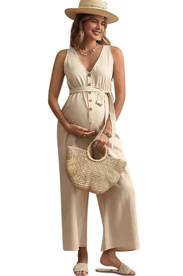 Combinaison chic femme enceinte de couleur beige. 
Allure estivale élégante avec col en V, boutonnage avant 
et coupe ample. Modèle La Auriane.