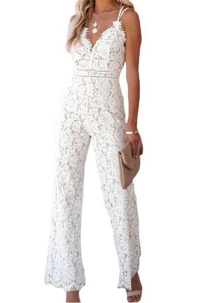Combinaison dentelle blanche portée par un mannequin de face mettant en avant les broderies délicates et la coupe cintrée.