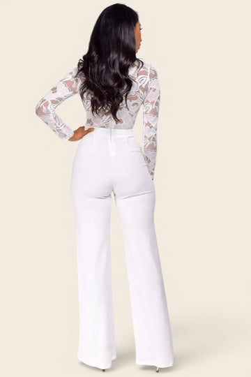 Vue de dos de la combinaison dentelle blanche 
mariage. Coupe pantalon évasé jambes longues 
et dos en dentelle transparente.