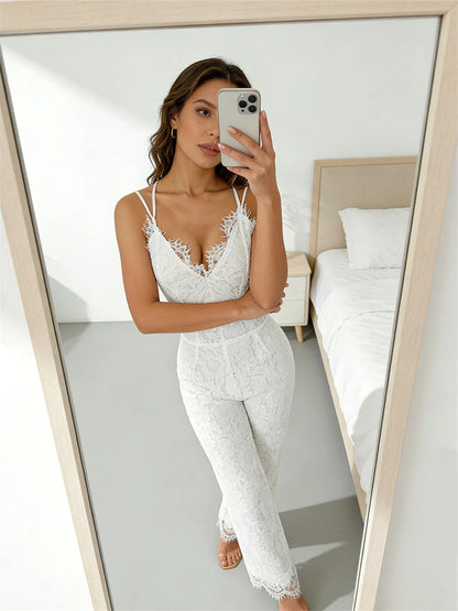 Combinaison dentelle blanche avec pantalon fluide coupe droite et taille haute structurée pour une silhouette élancée