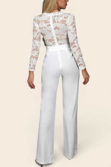 Vue de dos de la combinaison dentelle mariage 
blanche. Pantalon évasé jambes longues 
et tombé naturel fluide.
Finition précieuse et travaillée.