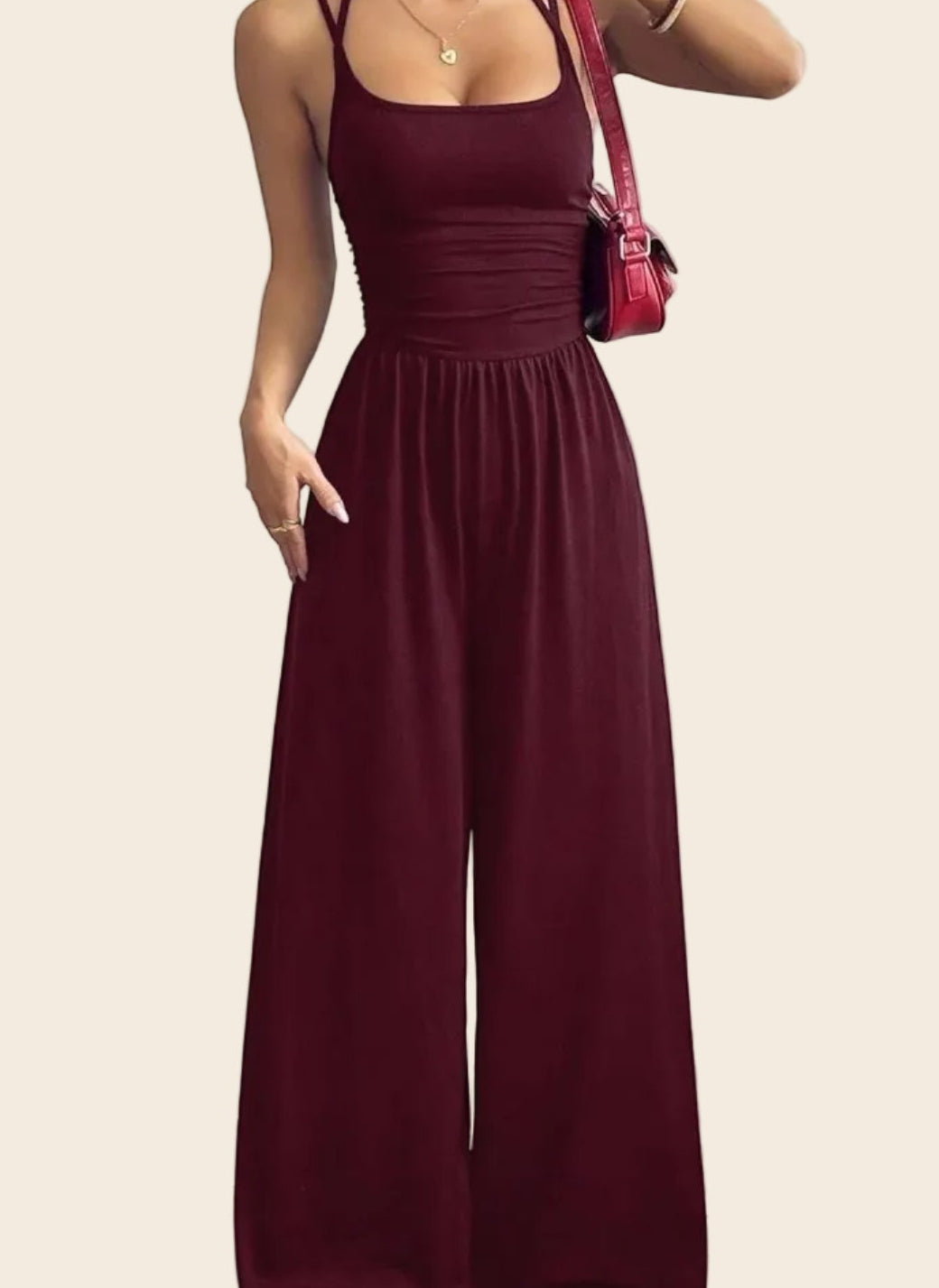Combinaison bordeaux La Esmeralda à fines bretelles spaghetti, encolure carrée, taille smockée et jambes larges. Polyester et élasthanne.