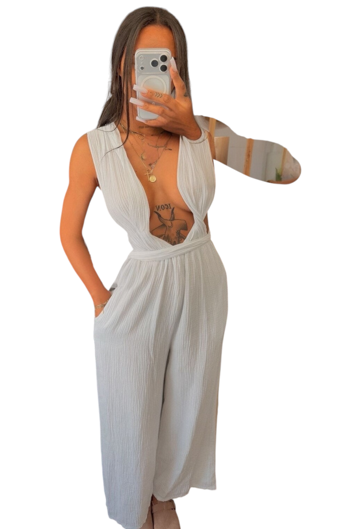 Femme portant une combinaison blanche en gaze de coton, encolure nouée autour du cou, taille haute et jambes larges, vue de face