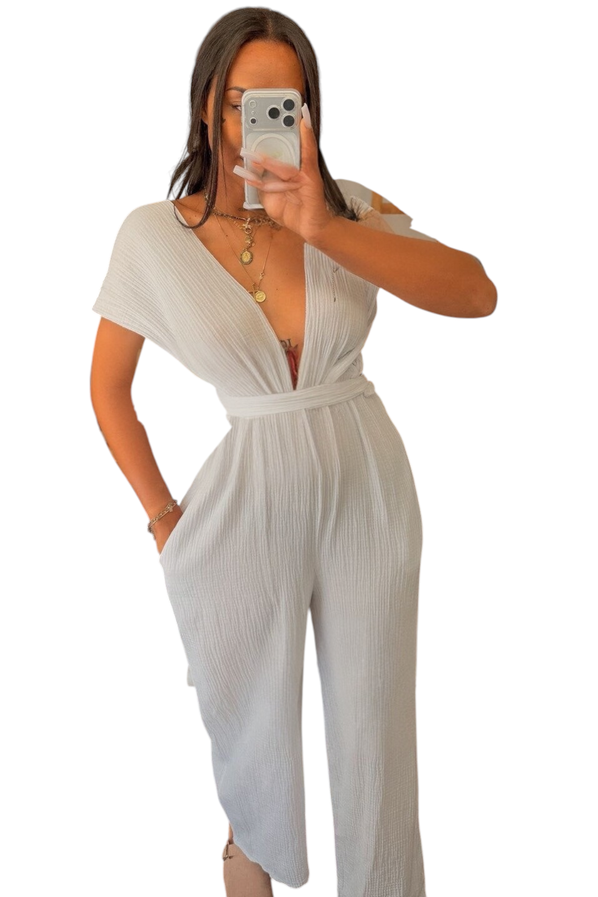 Femme portant une combinaison blanche en gaze de coton, encolure nouée autour du cou, taille haute et jambes larges, vue de face